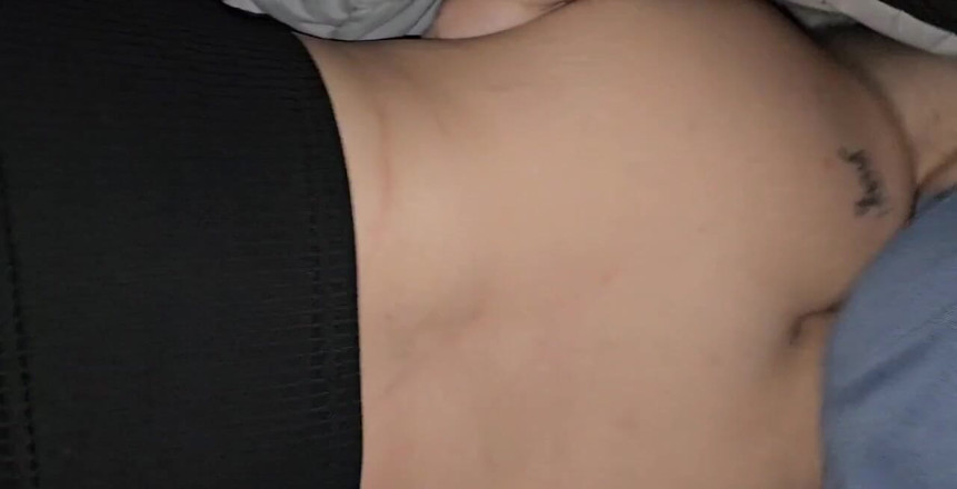 Funhousewife69: Gick till sängs inga byxor och han utnyttjade Lol knullade...