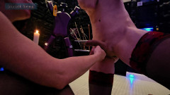 Strict Senz: Леді Зара жорстко яйця на колінах, стискає важкі яйця, тортури для яєць і члена