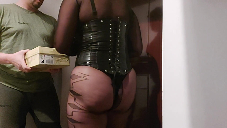 SassyTiff: Entraînement pervers en collants pour un nouveau livreur