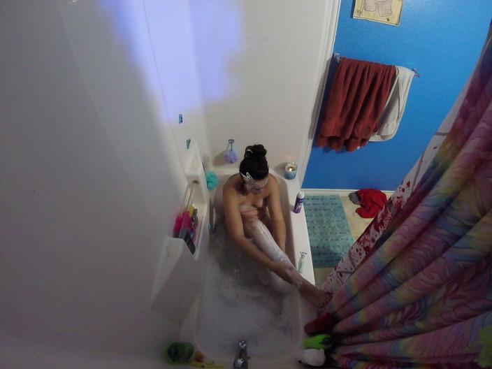 Ohdangitsmyfans: 浴槽のホットな妻が脚とマンコを剃る