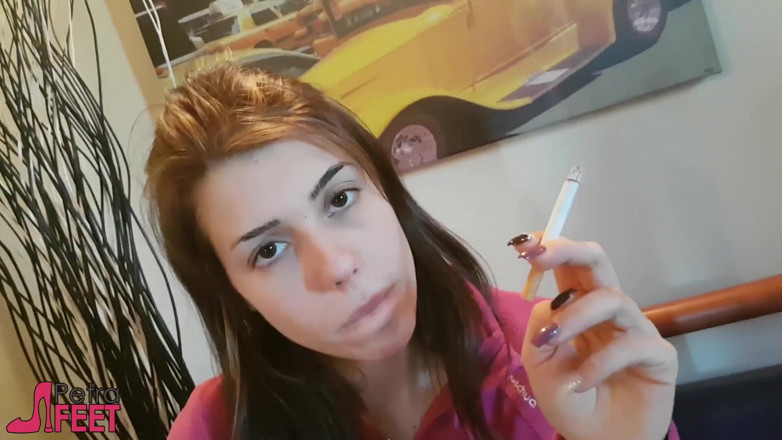Smokin Fetish: Irresistible chica italiana ama los cigarros