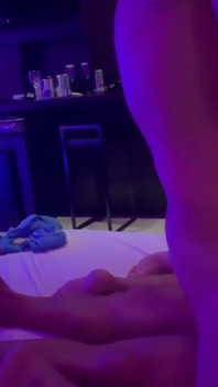 我们带绿帽奴的妻子到汽车旅馆，以各种方式操她，我们把两根鸡巴放在她的阴户里，并拍摄它送给他！