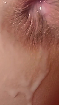 Amatérský záběr zblízka na anální creampie