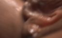 Close up fetish: Крем тече з пизди статевими губами, як пелюстки квітки. Макрозйомка тертя