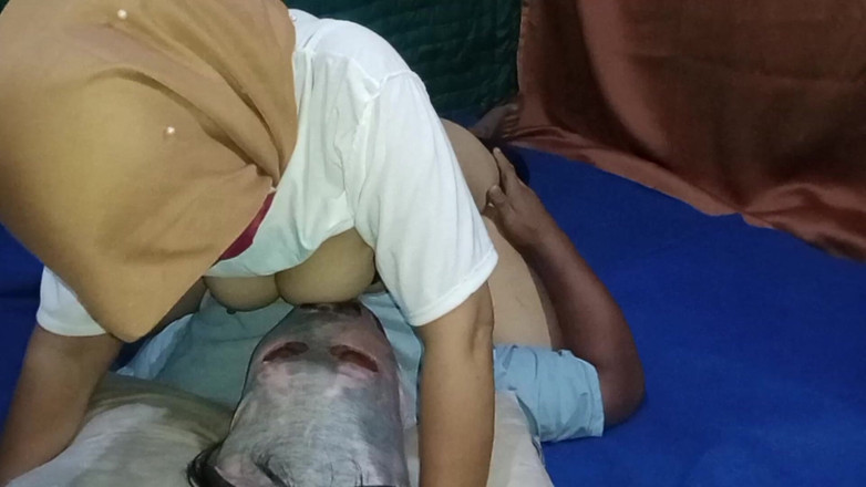 Babang endut: Киска моей мачехи Индонезии просит лизания и траха