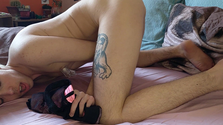 Cobalt FTM: Ftm ubrany w szorty z siatki palce jego mokrego chłopca