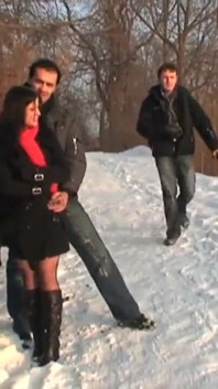 Exhibitionisten haben sex im schnee vor passanten schamlos