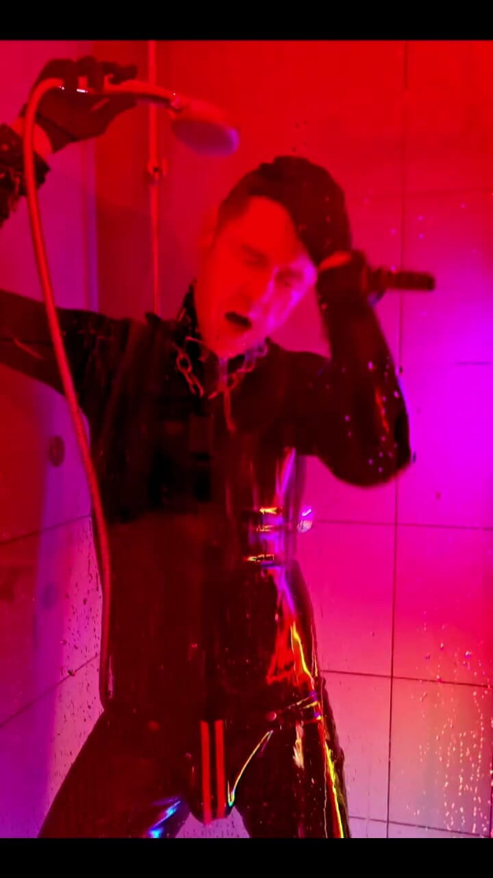 Roman Heart: Shower in Rubber 