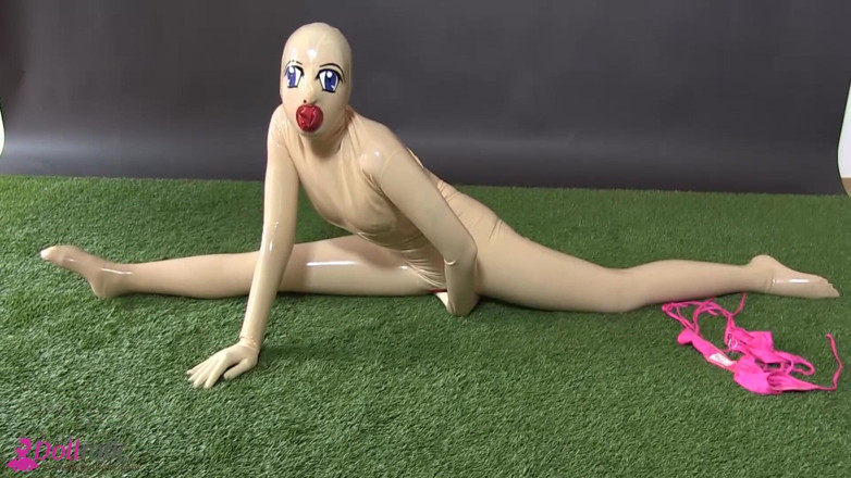 Dollrotic: Levende rubberpop met siliconenmasker