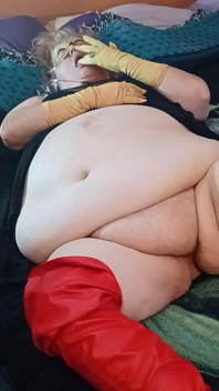 BBW Bat Loszka masturbuje się dla ciebie swoimi złotymi rękawiczkami!