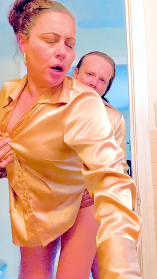 Satin Fetish King: Una milf dorata in raso scopa una fantasia fetish