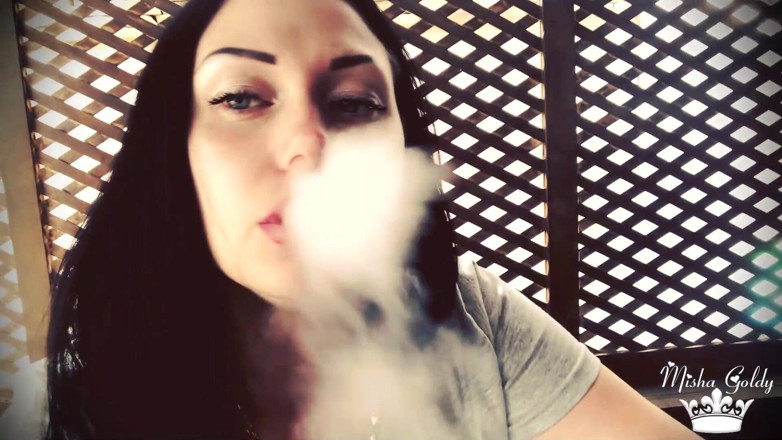 Goddess Misha Goldy: Soprando fumaça shisha de coçar o nariz e arranhá-lo o...