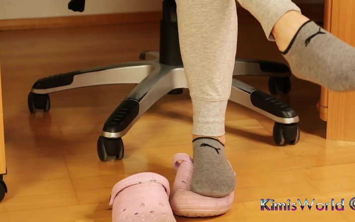 KimisWorld: Sneaker dengan kaus kaki merah muda ini dientot dengan kaus...