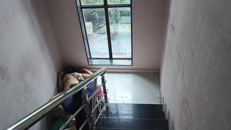 Telugu-fuckers: Hintli güzel baldız çiftlik evinde yalnızken açık havada sikiliyor ve sert...