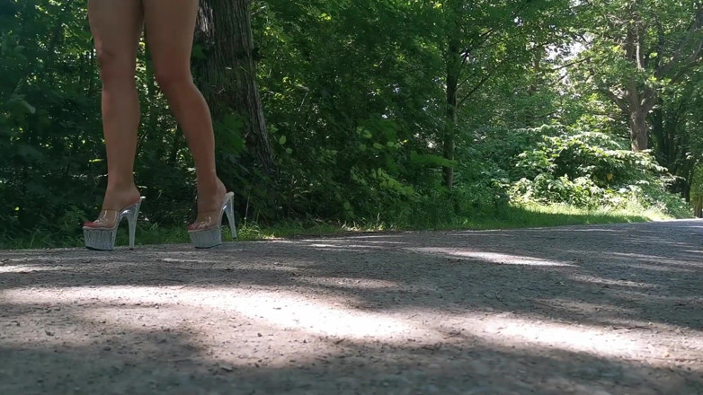 Goddess Lena: La mia passeggiata sexy nella foresta