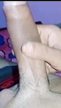 Mon pénis s’est mis en érection, quand le désir est venu trop, j’ai frappé ma mite, mais