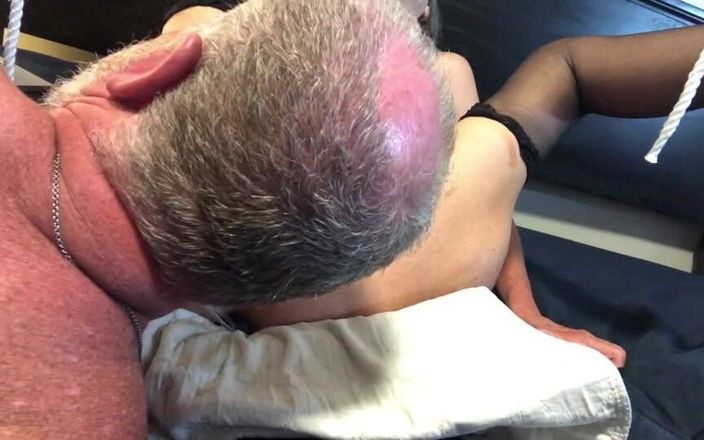 Squirting Senior: Жена-брюнетка мастурбирует, пока муж лижет бритую