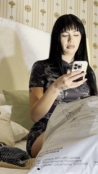 Süper seksi elbise ve kısa mini etekli sutyen için büyük götlü en ateşli esmerin çıplak denemesi