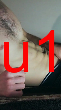 Un ragazzo sportivo masturba un grosso cazzo duro