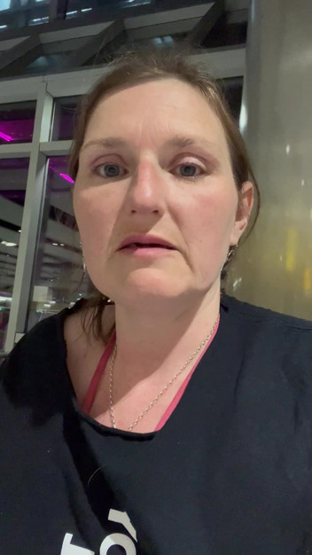 MistressWriggler: Tetek tetek besar di Lapangan Terbang