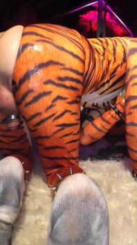 Chica de culo vs enormes consoladores anales cosplay Tigra pt 1