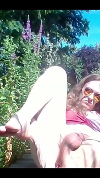 Lina dostane zadek naplněný golfovými koulemi a 80cm zahradní hadicí!