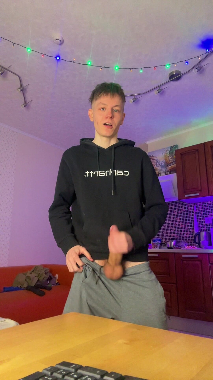 Morflot24: Dünner junge, der mit seinem dicken schwanz ein riesiges chaos...