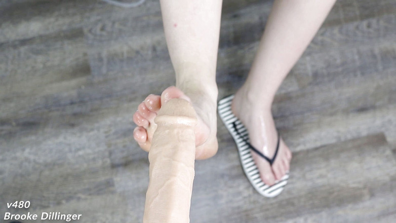 Brooke Dillinger: Footjob in infradito sborrate sui piedi