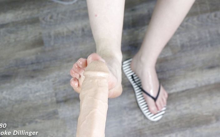 Brooke Dillinger: Flip flop - punheta com o pé ejaculações nos pés