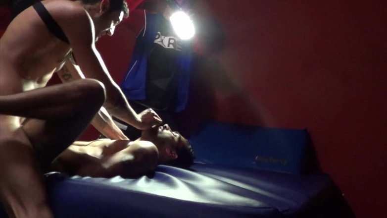 BAREBACK PORN SPY CAM: Caméra amateur avec Douglas baisée sans capote par Alexis