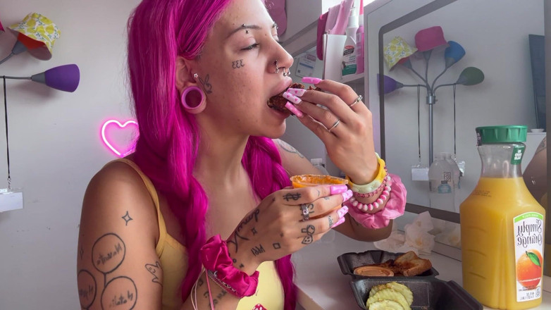 Nali Marie: Mukbang hete kip pittige bimbo overheerst tengere tiener die exploderende...