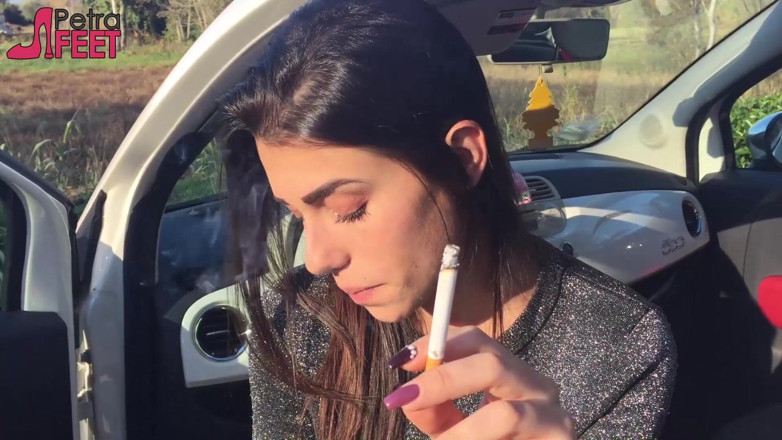 Smokin Fetish: O gagică superbă fumează un trabuc în aer liber