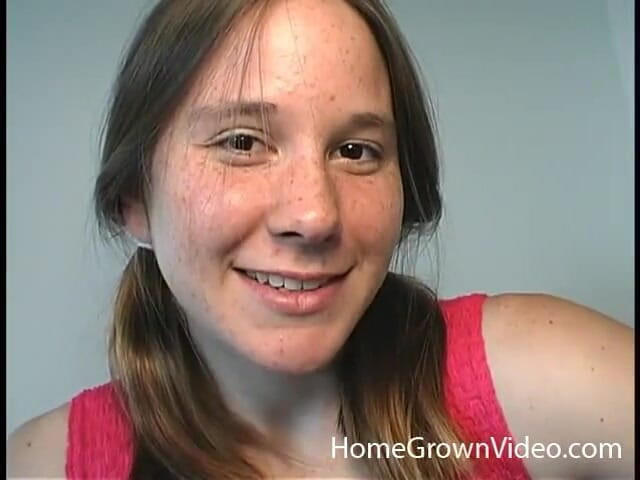 Homegrown Video: Alexia zalana w owłosionej cipce