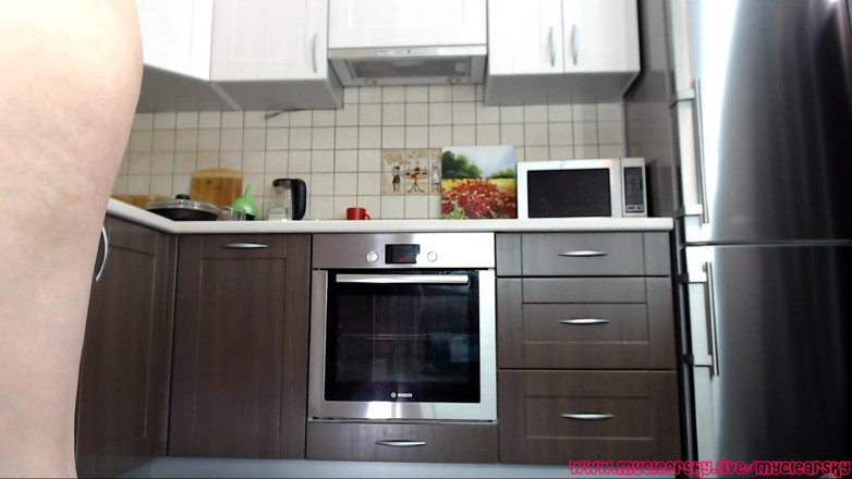 MyClearSky: Chica limpiando su cocina con vibrador dentro de su coño