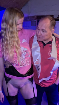 Pożegnanie kawalerskie zamienia się w przyjęcie dla obcych! Prezerwatywa utknęła w cipce! Trójkąt jeszcze przed ceremonią ślubną!