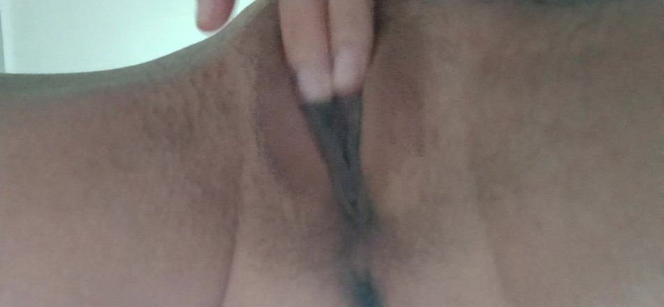 Lesbian-illusion: 我在学校上课时冒险在桌子底下自慰