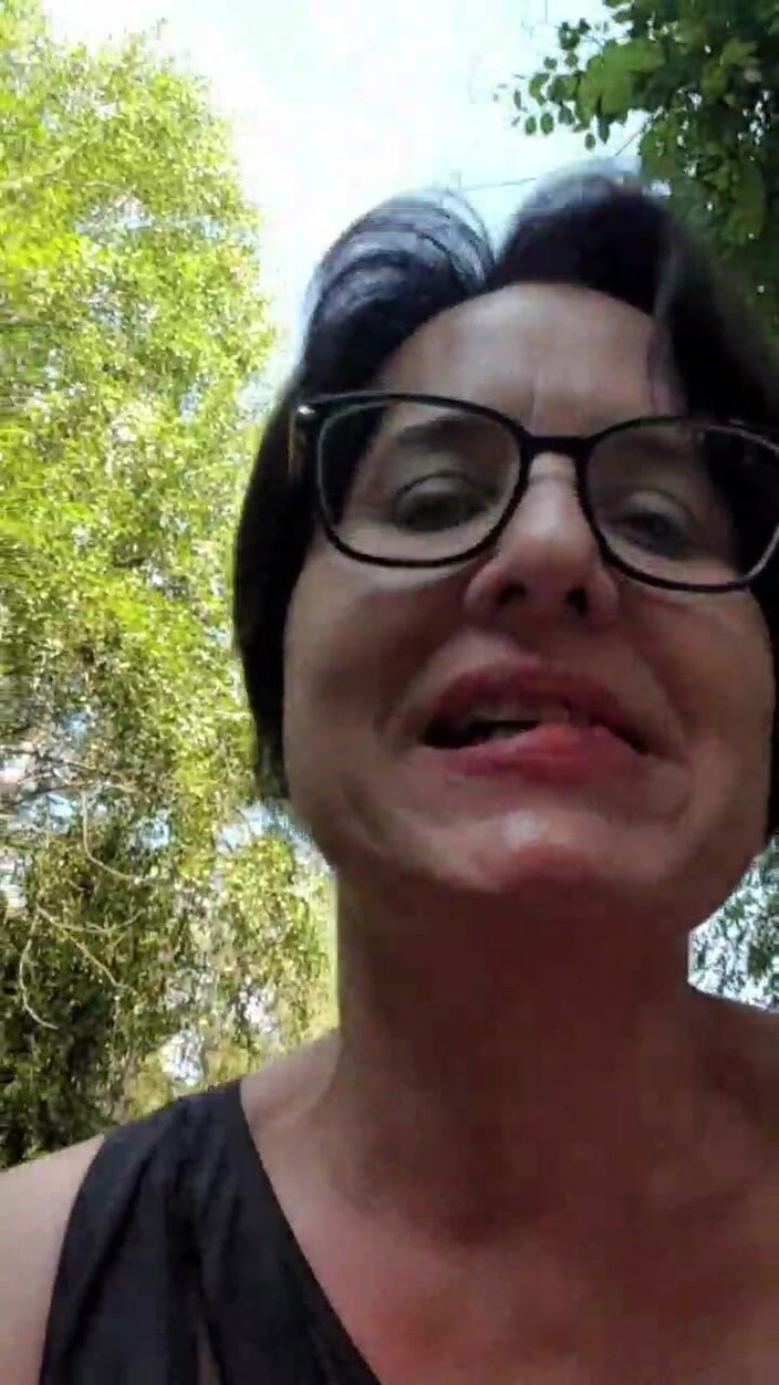 JulieEroticDress: 자지를 타고 숲에서 튀는 벌거벗은