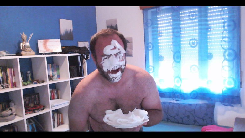 RAvingr4d4: Silly video, rakning och rakning skum paj i ansiktet
