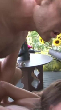 Hete brunette Tori Black op hoge hakken wordt in haar kont geneukt