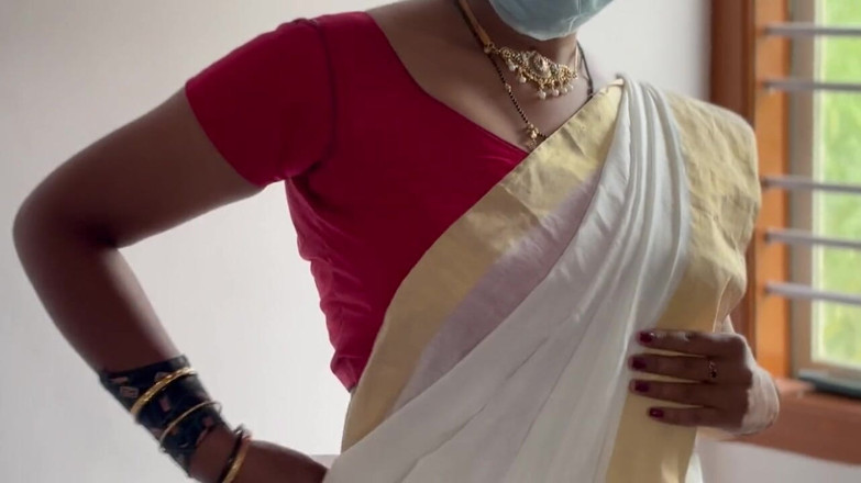 Mary V: Mătușă indiancă sexy în sari se fute cu mătușa indiană în sari