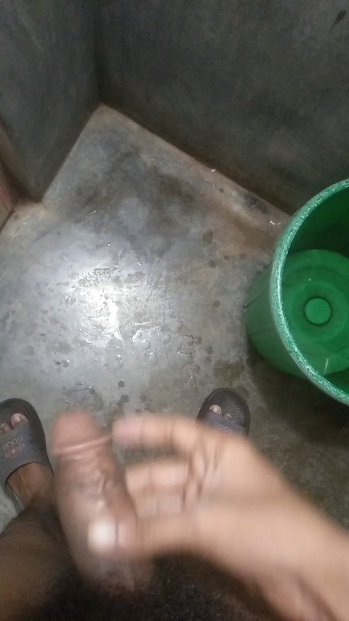 Viral_tiktokar: Jadi aku pergi ke kamar mandi, pakai sabun di tanganku,...