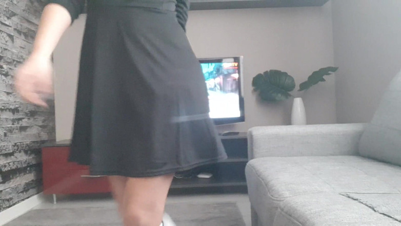 TheloveStory: Sexy rubia bailando y mostrando coño afeitado