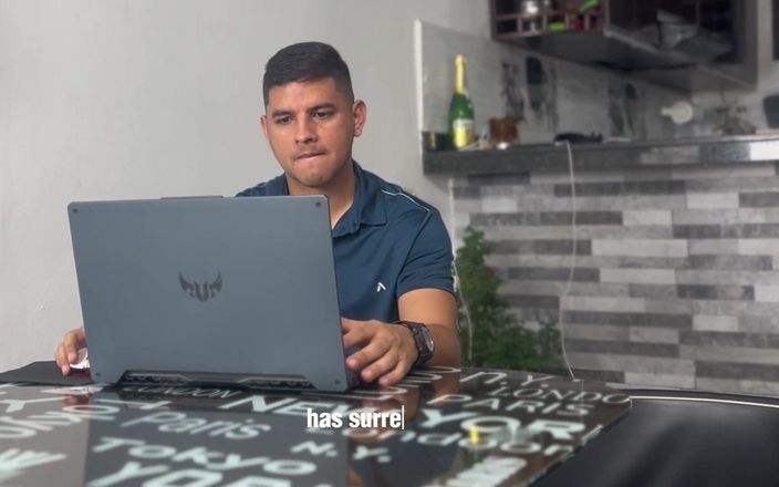 Linahenao: Minha colega de trabalho me descobre me masturbando