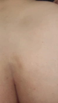 ソファの上で四つん這いになって。ボスがフィニッシュしている間。