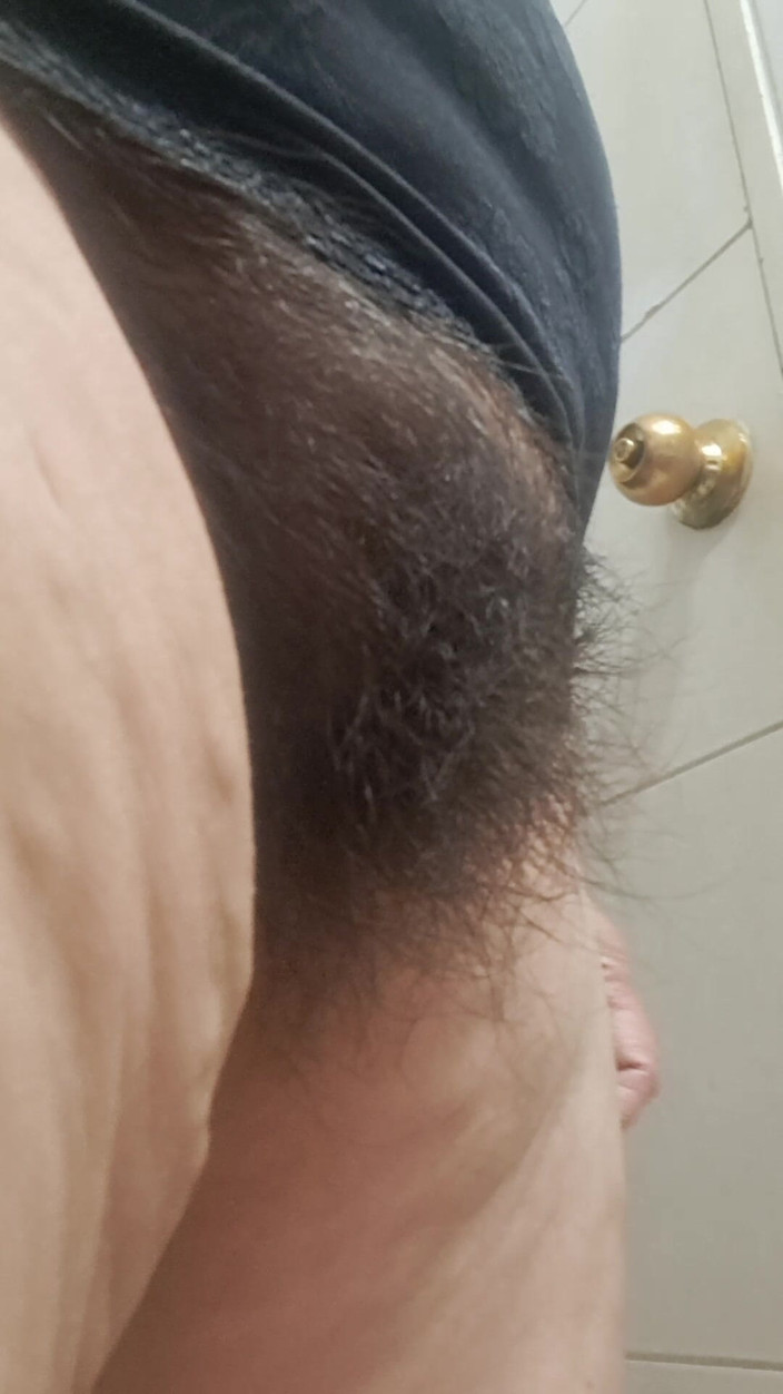 Mommy big hairy pussy: Perna para cima tocando a buceta peluda e gostosa da...