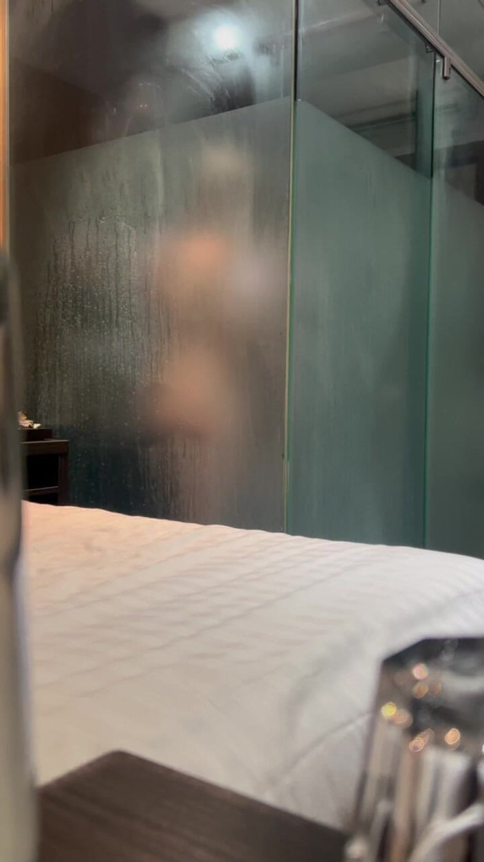 Em Yang: Cameră secretă în camera mea de hotel