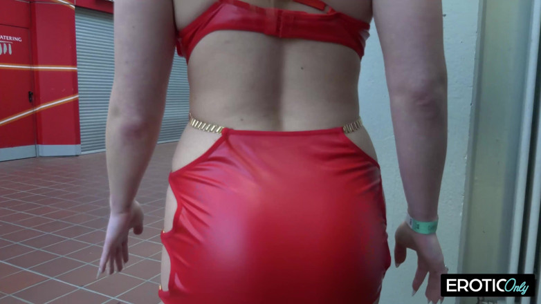 Erotic only: 엑스포에서 두꺼운 자지를 삼키는 딥쓰롯 여왕