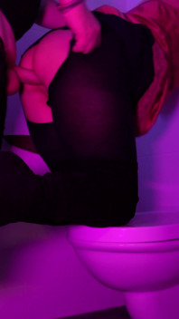 Sexy zakenvrouw met baas in kantoortoilet voor het aftrekken van nylon seks
