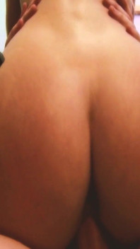 Scenă cu prieteni confortabili - 2_busty milf blondă își împarte prietena blondă cu soțul ei