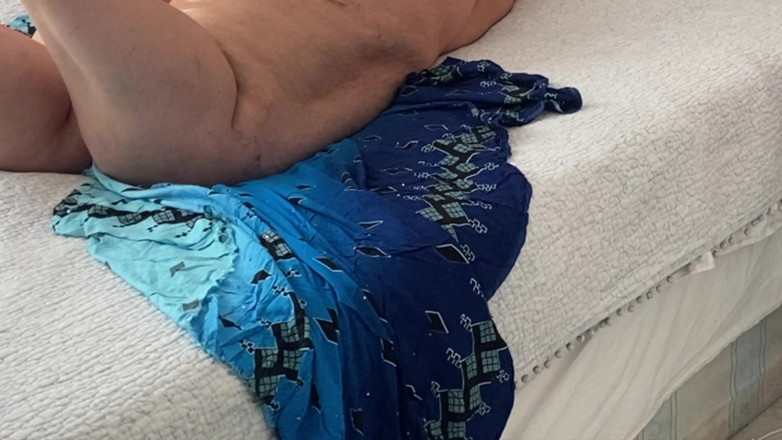 Daddykane: Ateşli yağlı orta yaşlı seksi kadın ırklararası prezervatifsiz seks yapıyor